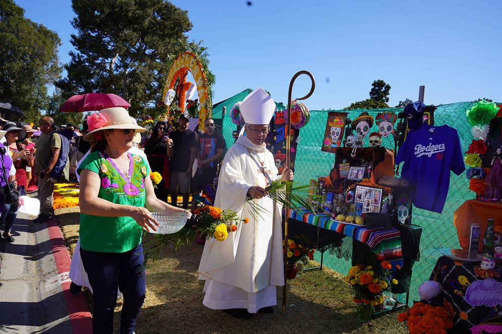 ADLA Newsroom DÍA DE LOS MUERTOS CELEBRATION DREW 5,000 LOCALS TO SANTA